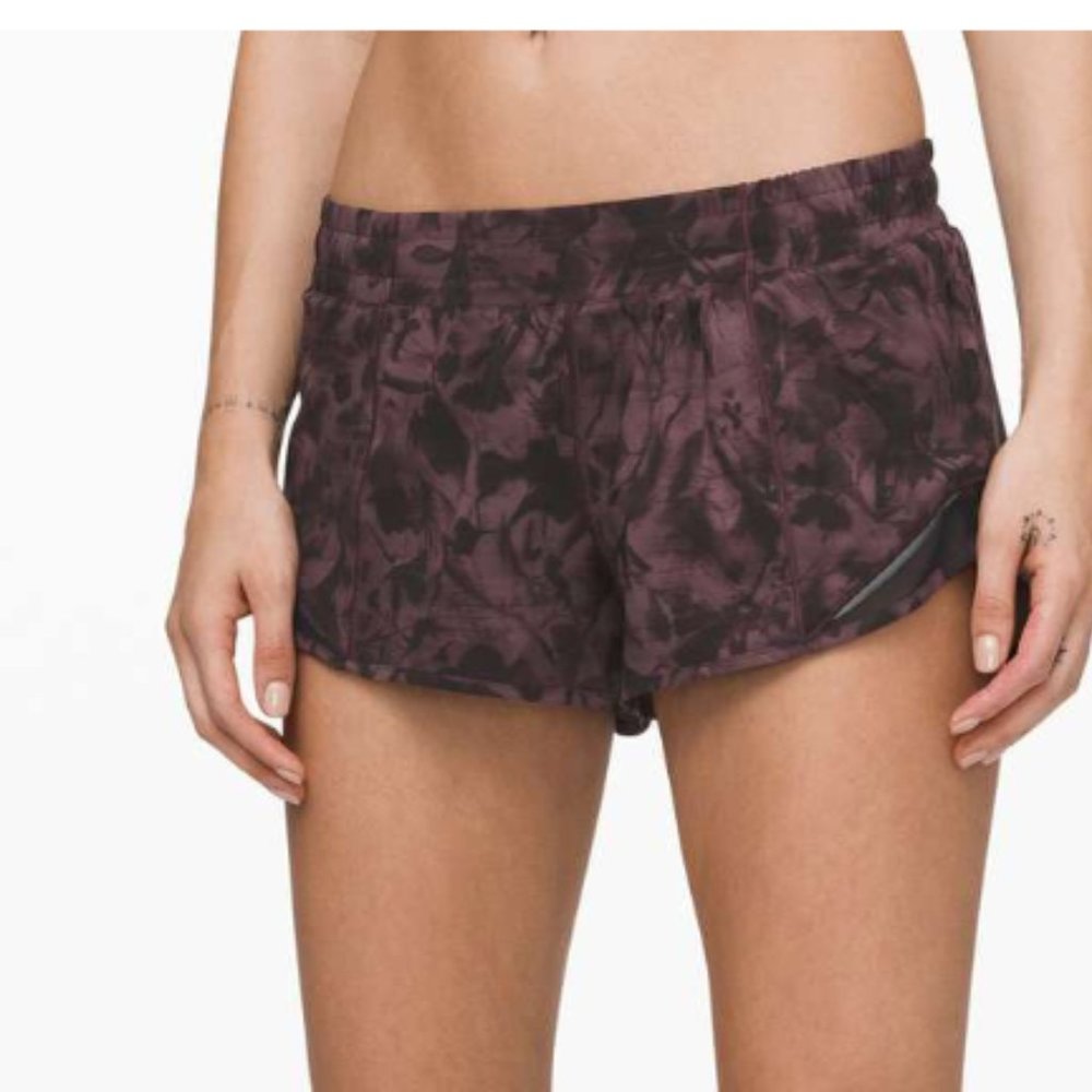 Lululemon Hotty Hot Short II *2.5"